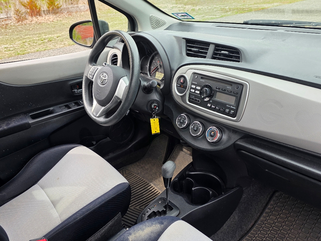 2012 Toyota Yaris 5-Door L photo