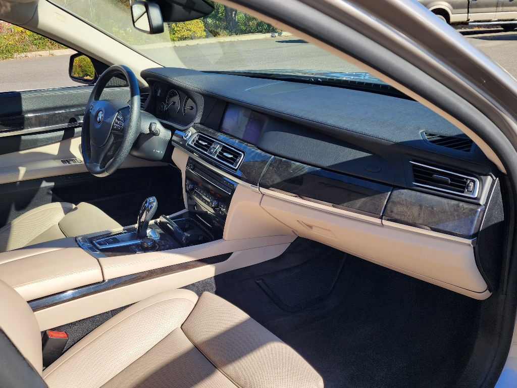 2011 BMW 7 Series 750Li 11