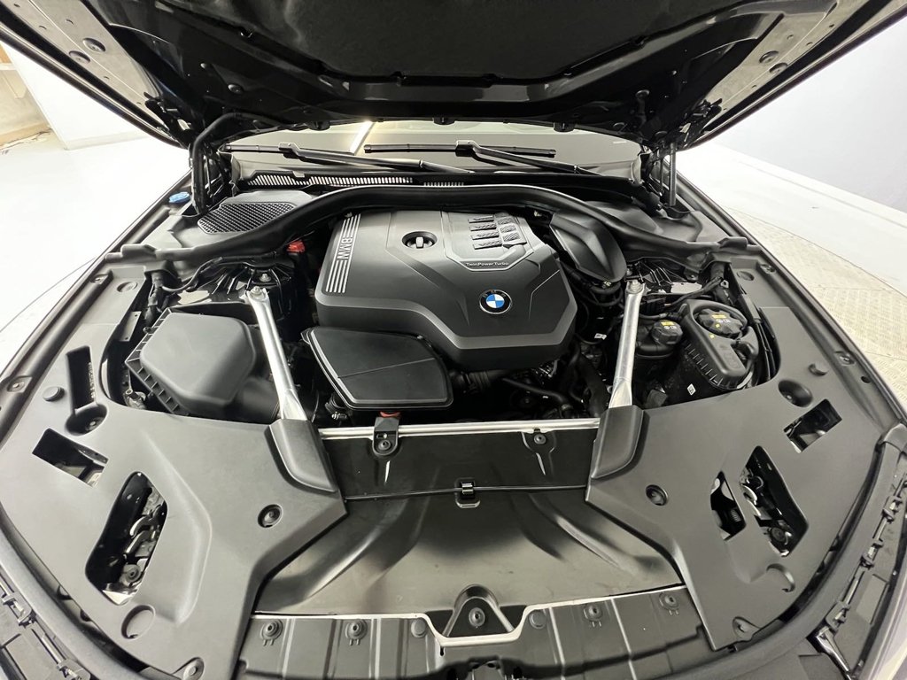 2022 BMW 5-Series 530i photo