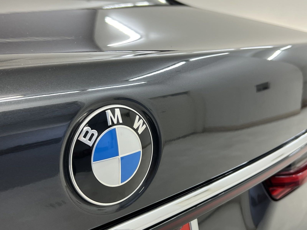 2021 BMW 7-Series 740i photo