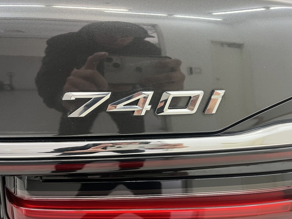 2021 BMW 7-Series 740i photo