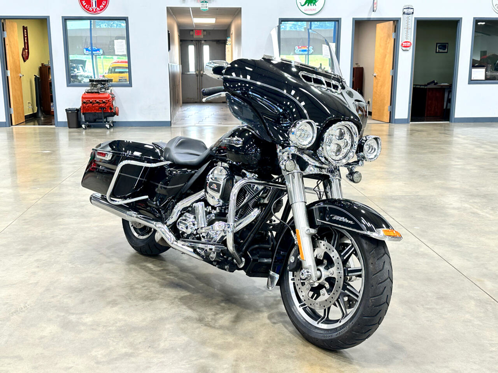 2014 Harley-Davidson® Touring FLHTCU V Twin 1689.5