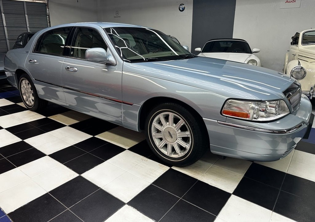 Light Ice Blue Clearcoat Metallic 2009 Lincoln Town Car Sedan Rear-Wheel Drive 4-Speed Automatic