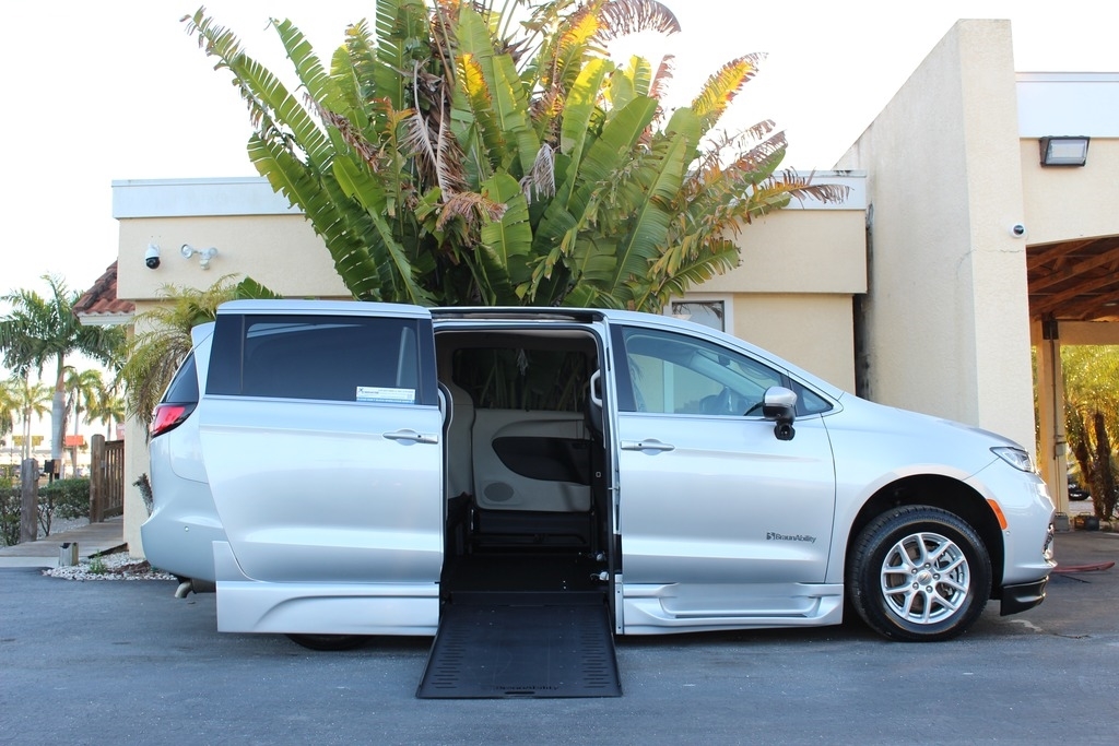 2023 Chrysler Pacifica Touring L Mini-Van