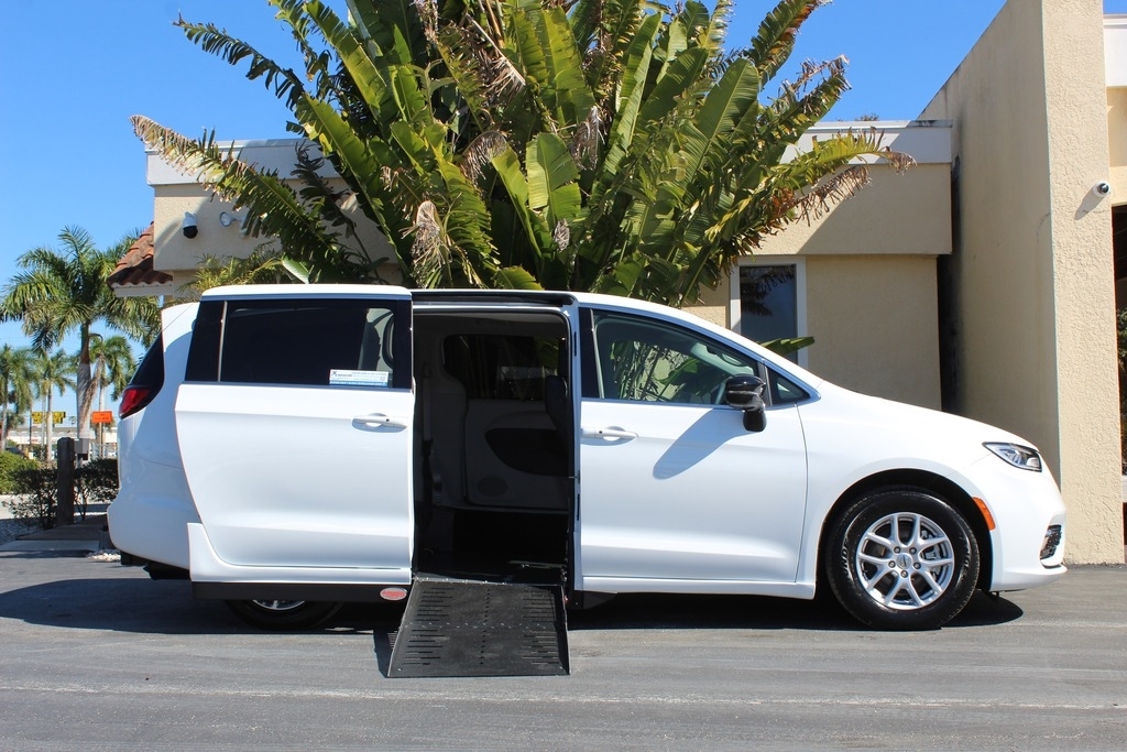 2024 Chrysler Pacifica Touring L Mini-Van