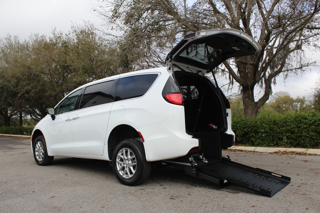 2026 Chrysler Voyager LX Mini-Van