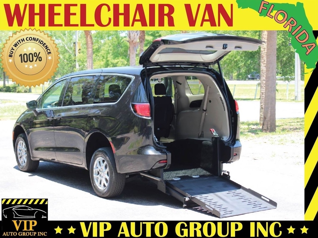 2023 Chrysler Voyager LX Mini-Van