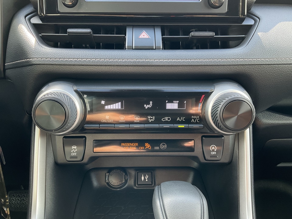 2019 Toyota RAV4 LE 26
