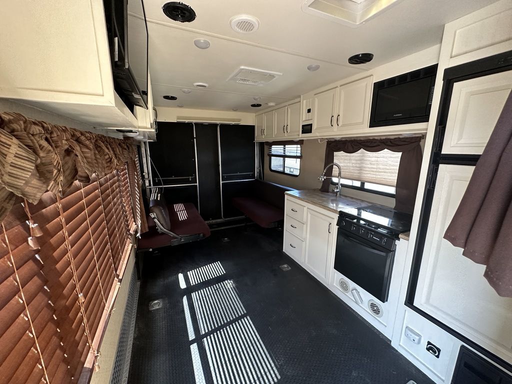 2015 Forest River Vengeance Touring Edition 27BH14 5