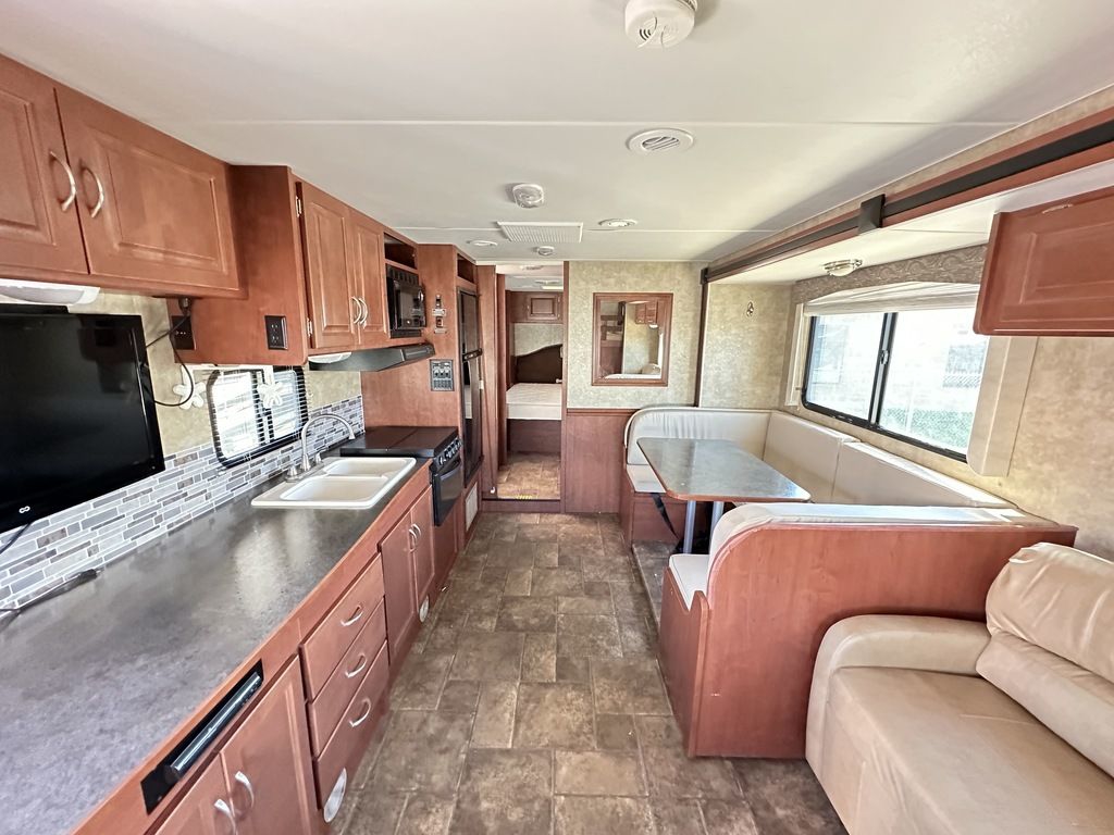 2014 Winnebago Minnie Winnie 31K 10