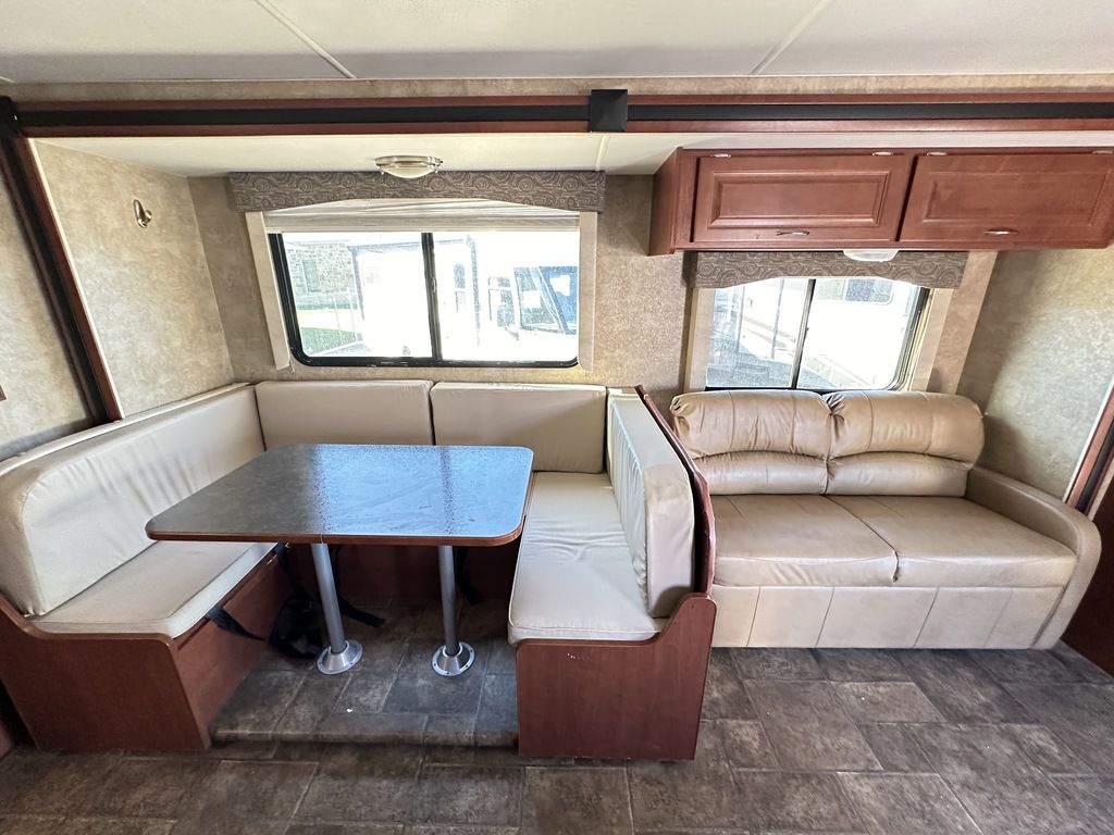 2014 Winnebago Minnie Winnie 31K 14