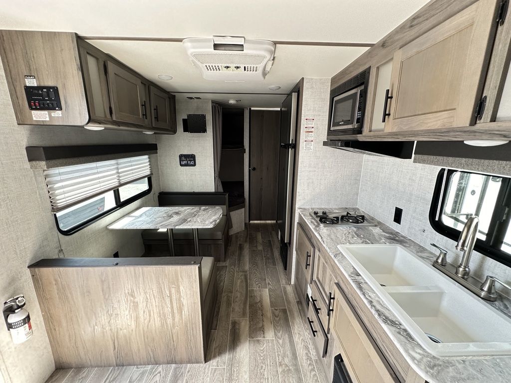 2021 Gulf Stream Kingsport Ultra Lite 248BH 4