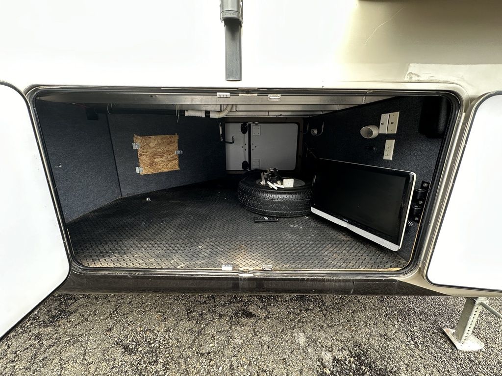 2013 Coachmen 370RL  4