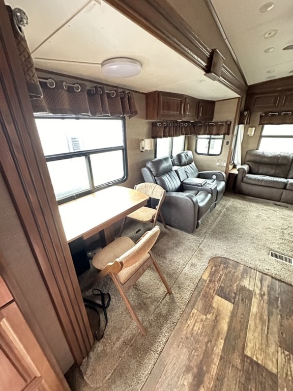 2013 Coachmen 370RL  7