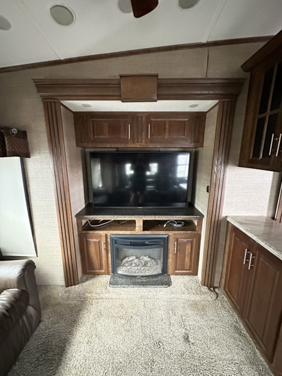 2013 Coachmen 370RL  11