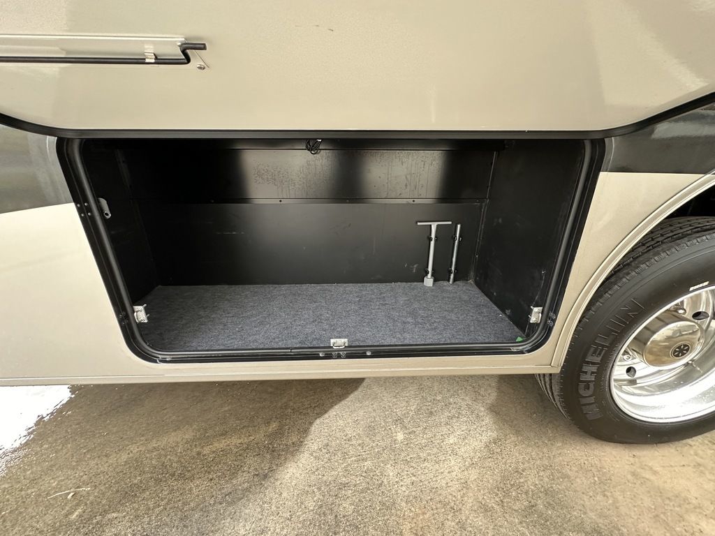 2014 Winnebago Vista 35F 6