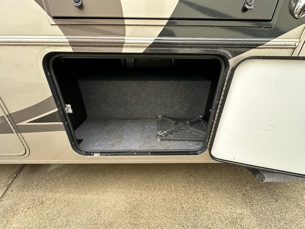 2014 Winnebago Vista 35F 7