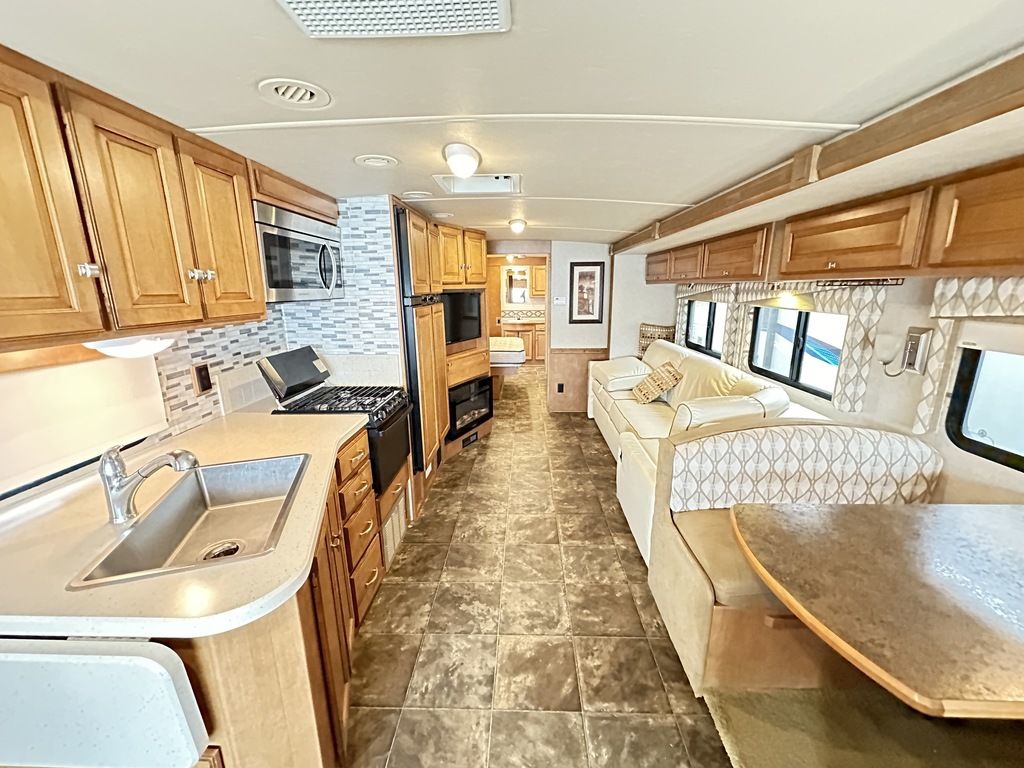 2014 Winnebago Vista 35F 14