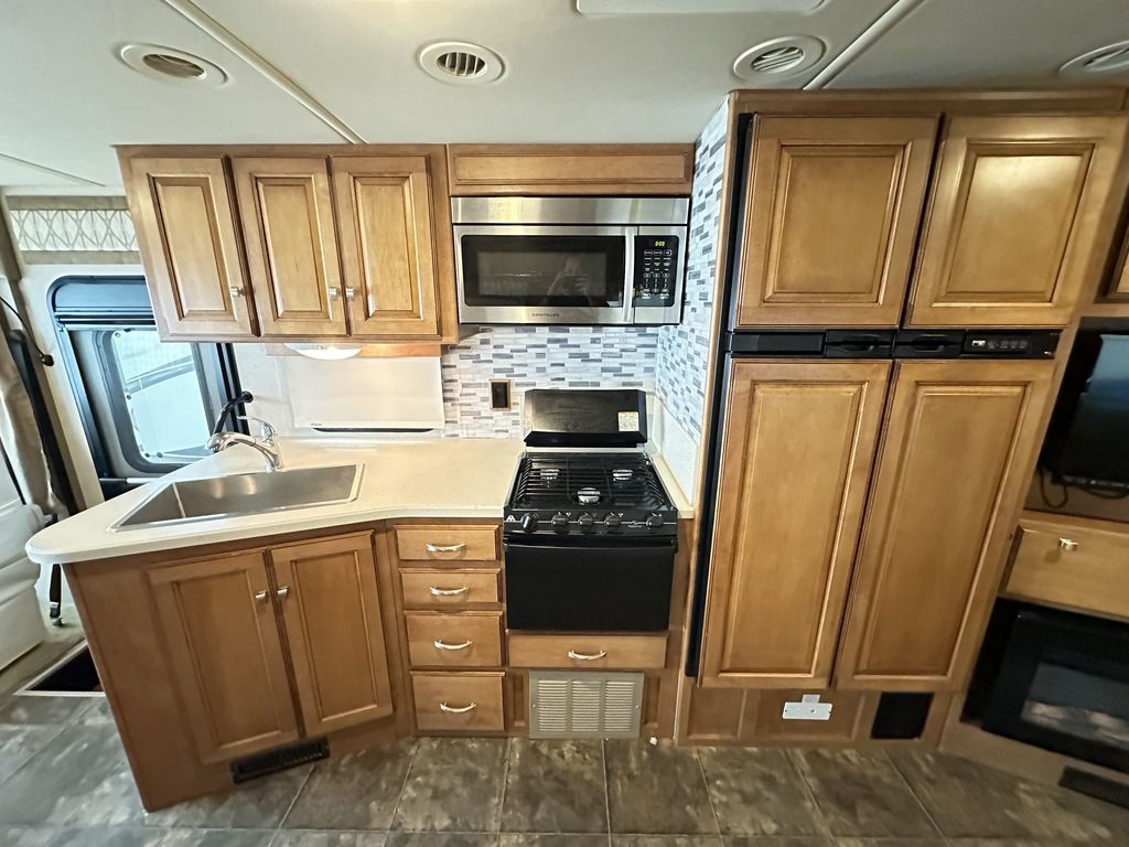 2014 Winnebago Vista 35F 20