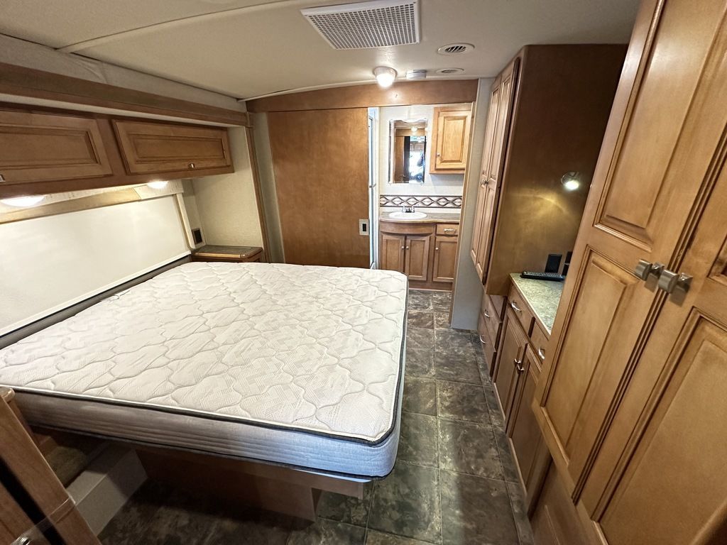 2014 Winnebago Vista 35F 23