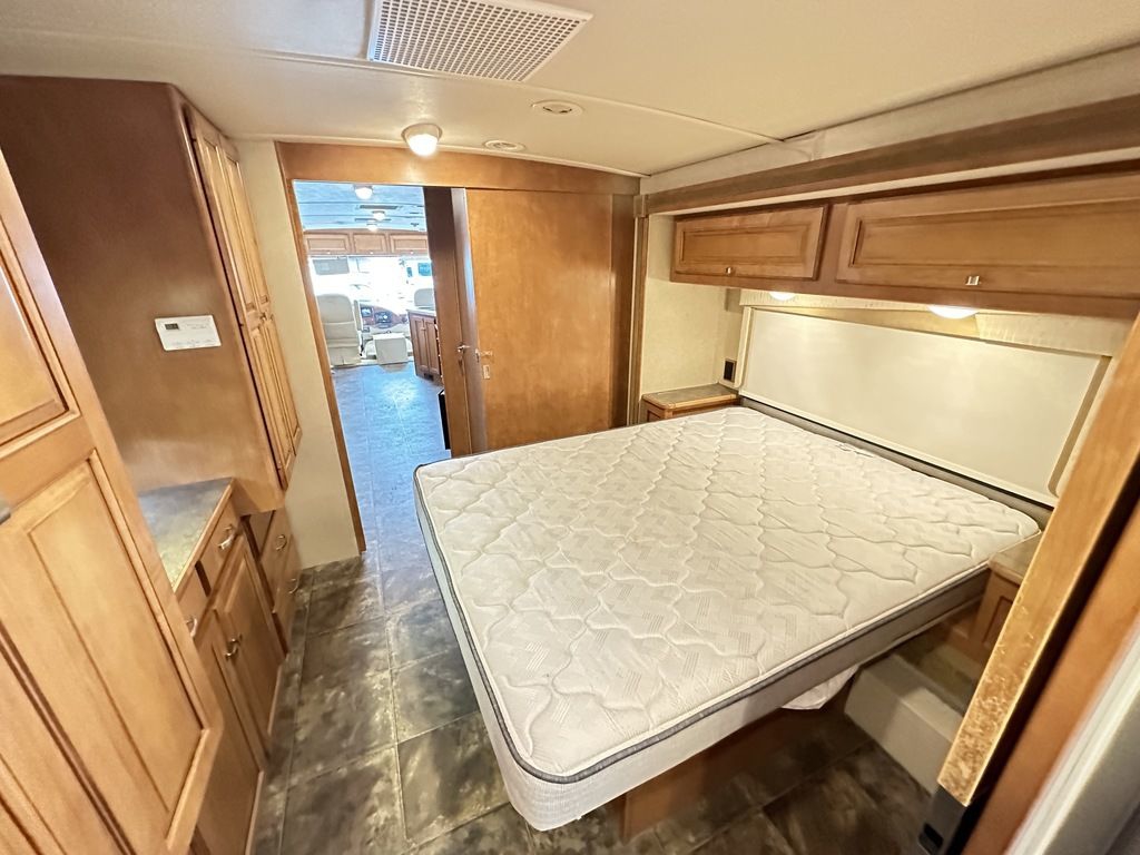 2014 Winnebago Vista 35F 24