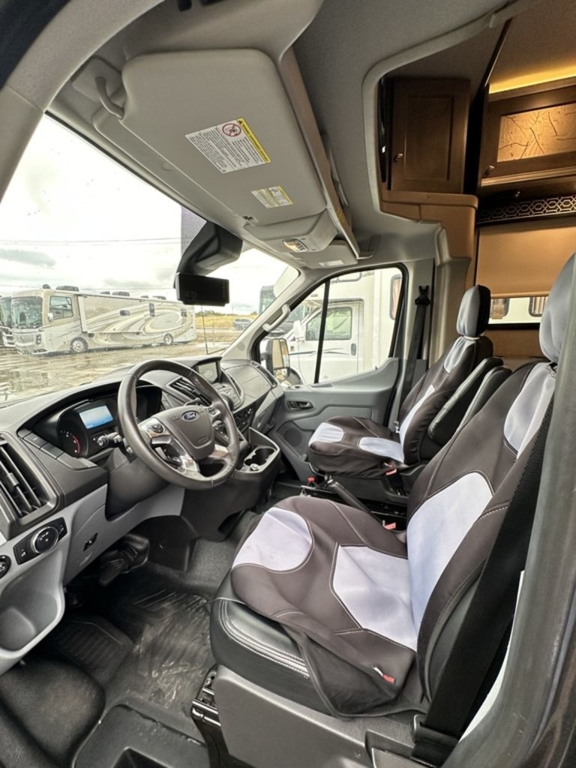 2017 Winnebago Fuse 23T 7