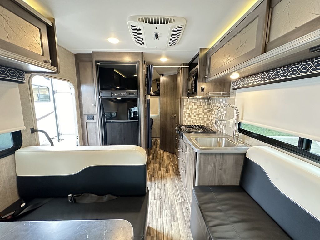 2017 Winnebago Fuse 23T 9