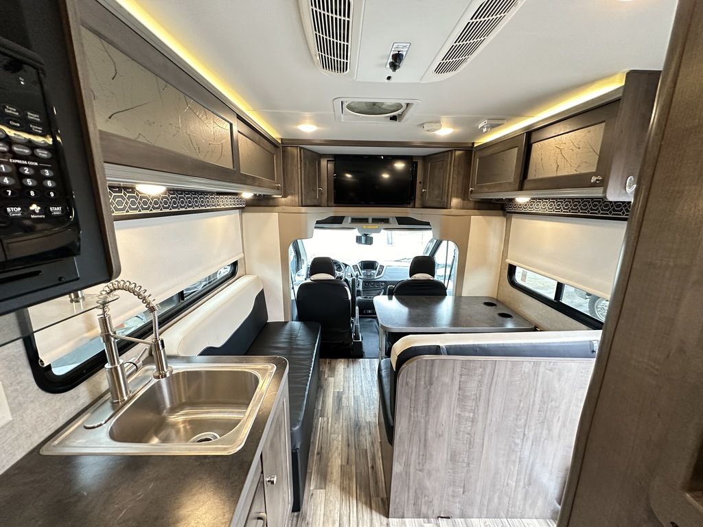 2017 Winnebago Fuse 23T 10