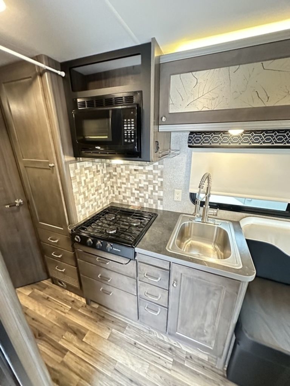 2017 Winnebago Fuse 23T 13