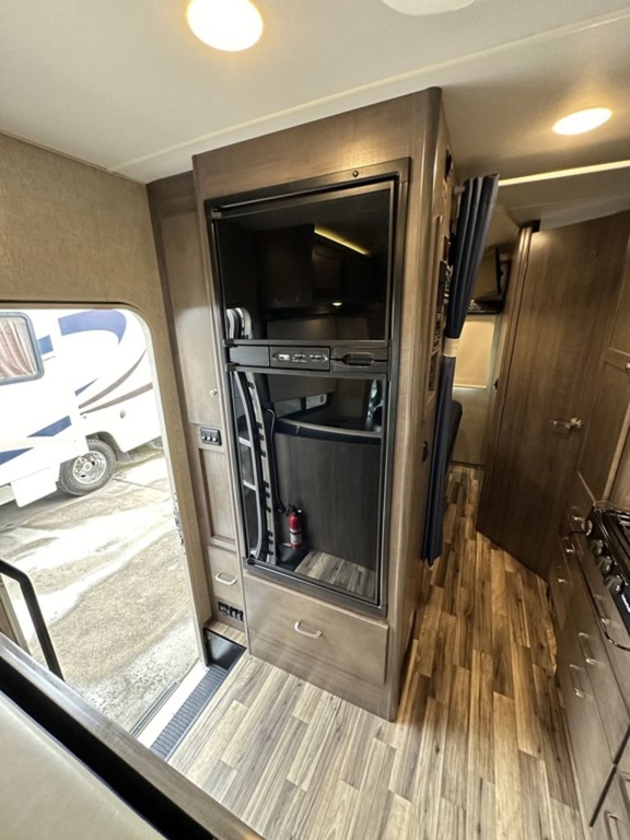 2017 Winnebago Fuse 23T 15