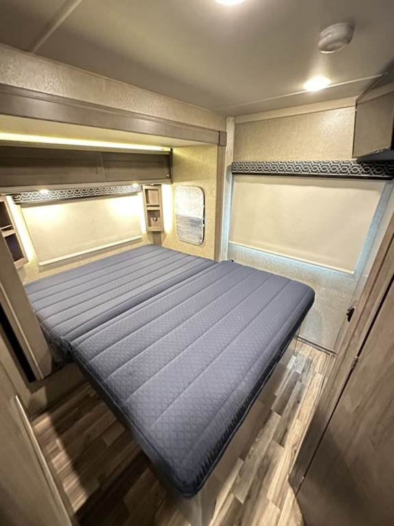 2017 Winnebago Fuse 23T 17