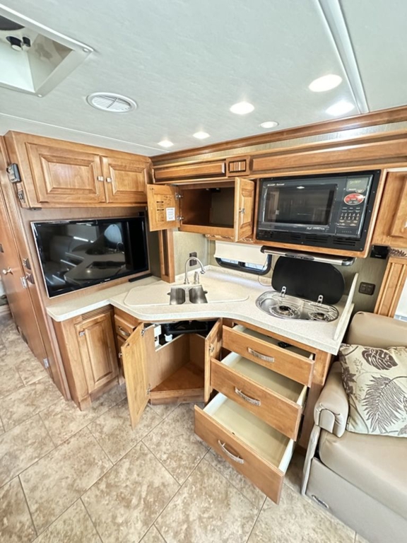 2013 Tiffin Motorhomes Allegro 32 BR 21