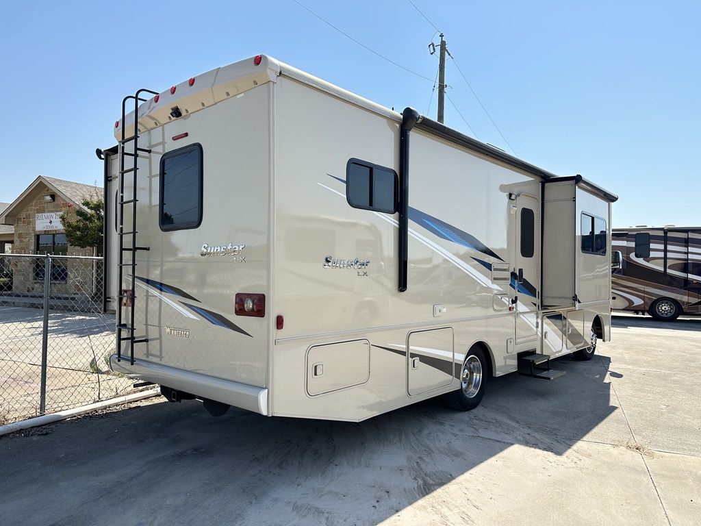 2019 Winnebago Sunstar LX 30T 4