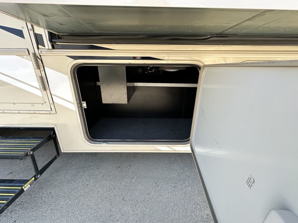 2019 Winnebago Sunstar LX 30T 8