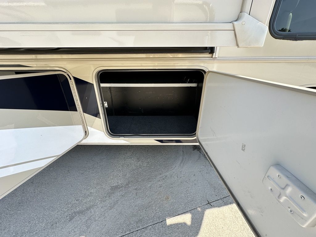 2019 Winnebago Sunstar LX 30T 9