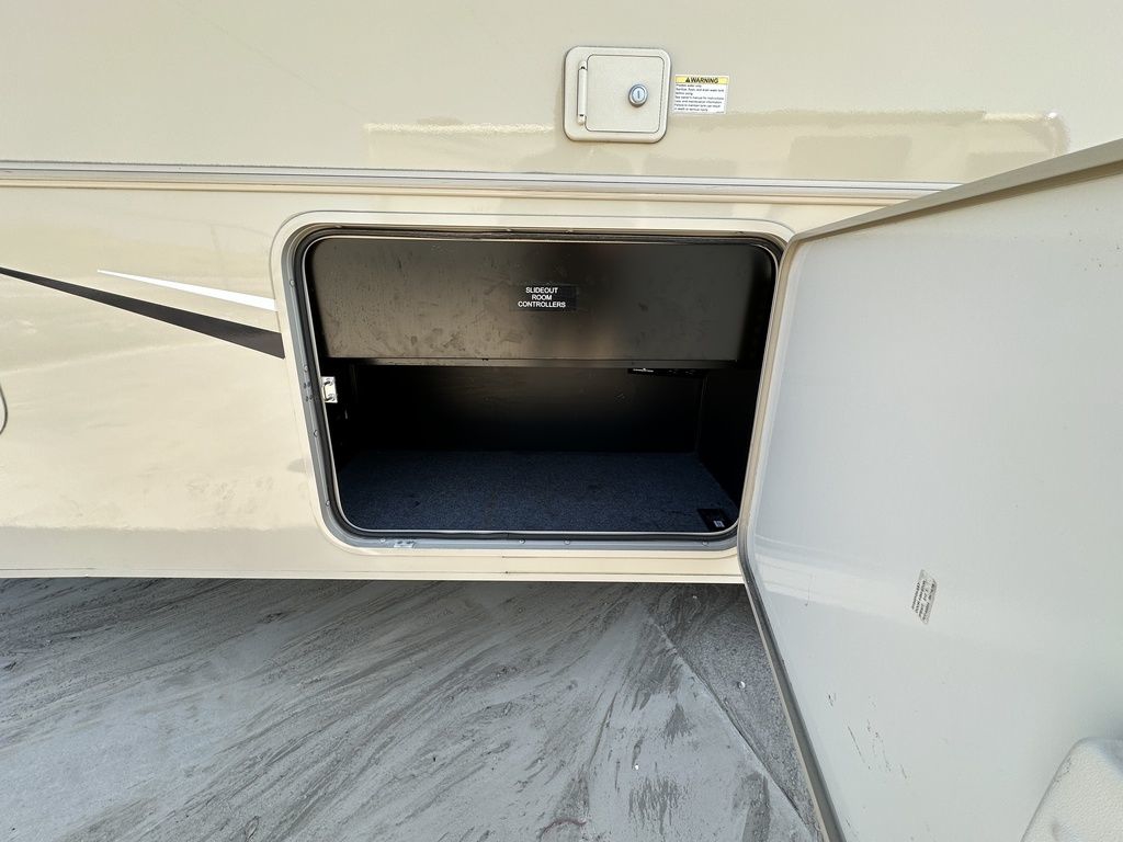 2019 Winnebago Sunstar LX 30T 11