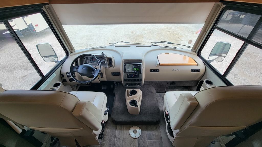 2019 Winnebago Sunstar LX 30T 15