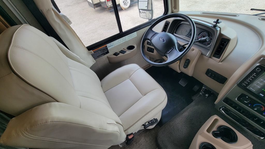 2019 Winnebago Sunstar LX 30T 17