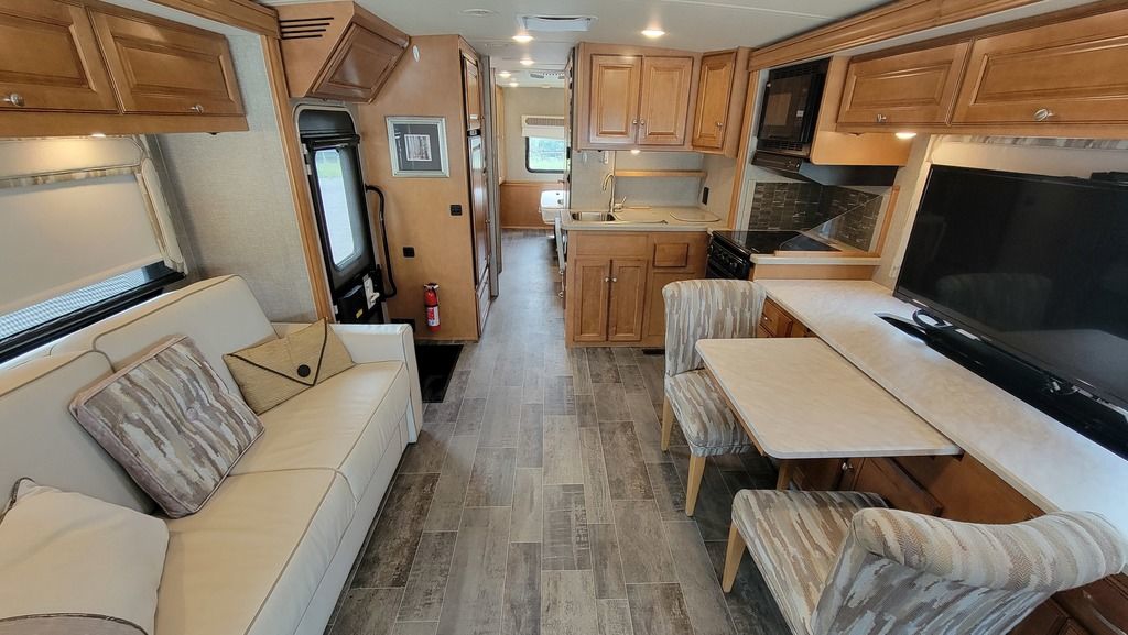 2019 Winnebago Sunstar LX 30T 22