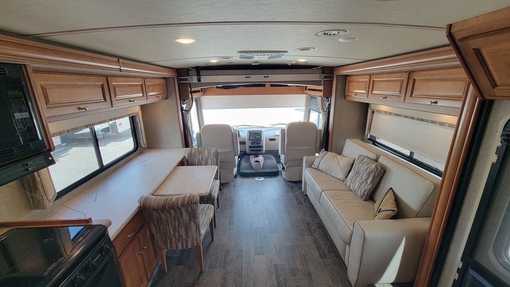 2019 Winnebago Sunstar LX 30T 23