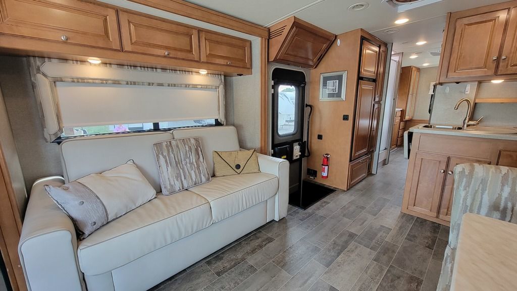 2019 Winnebago Sunstar LX 30T 24