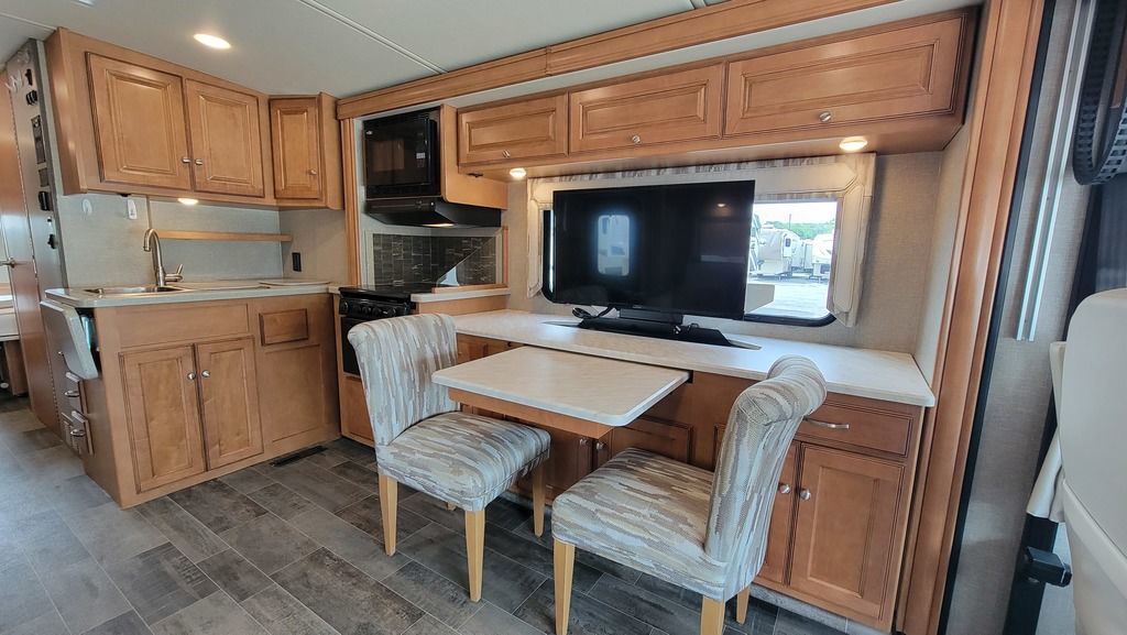 2019 Winnebago Sunstar LX 30T 25