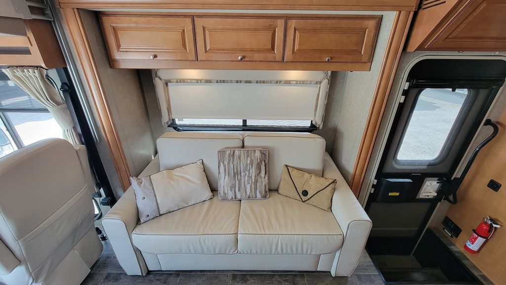 2019 Winnebago Sunstar LX 30T 26