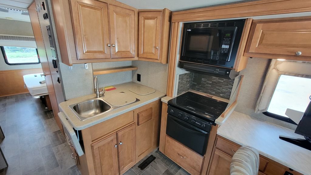 2019 Winnebago Sunstar LX 30T 28