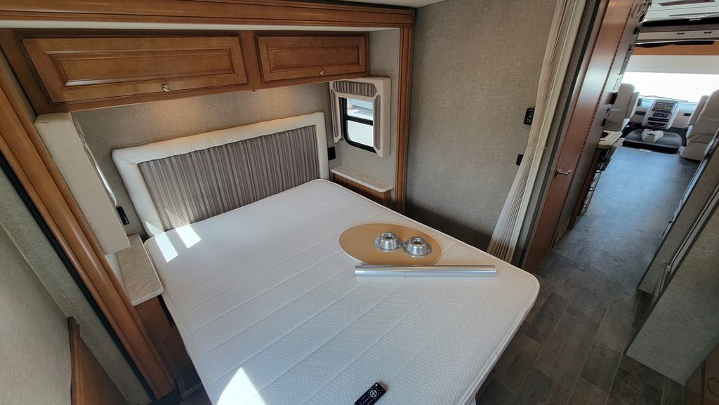 2019 Winnebago Sunstar LX 30T 32