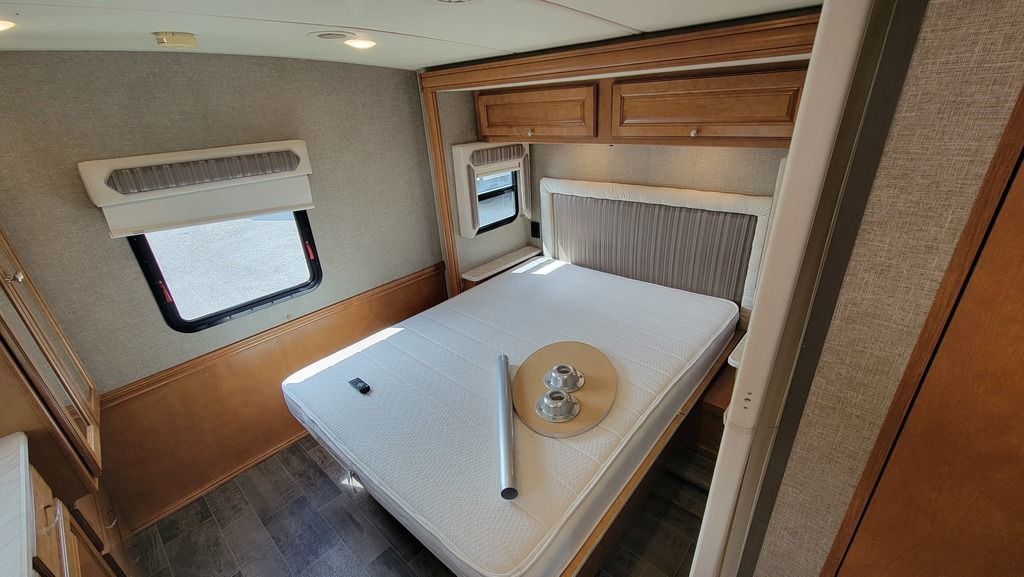 2019 Winnebago Sunstar LX 30T 33