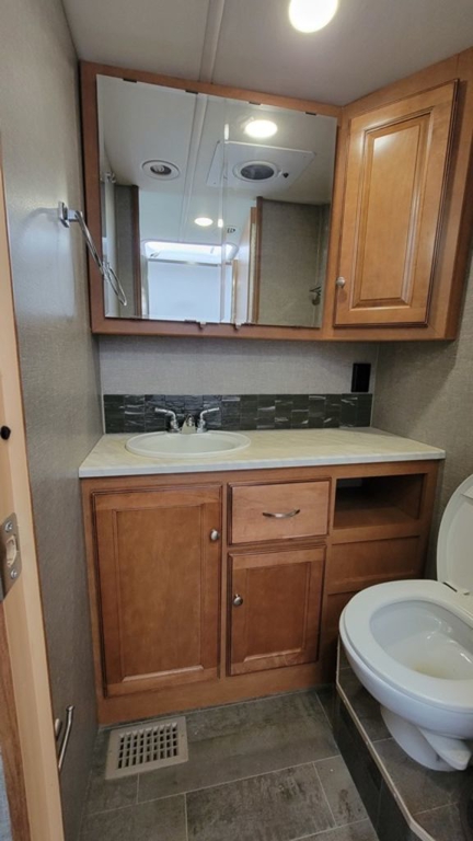 2019 Winnebago Sunstar LX 30T 36