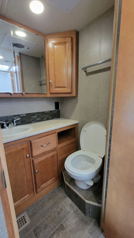 2019 Winnebago Sunstar LX 30T 37