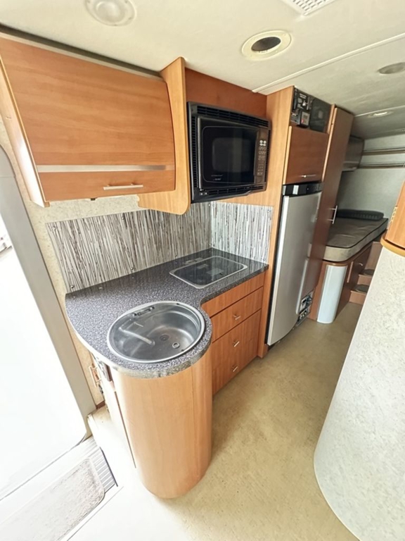 2010 Winnebago Via 25T 9