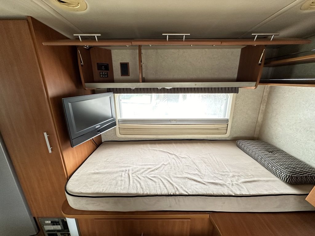 2010 Winnebago Via 25T 12